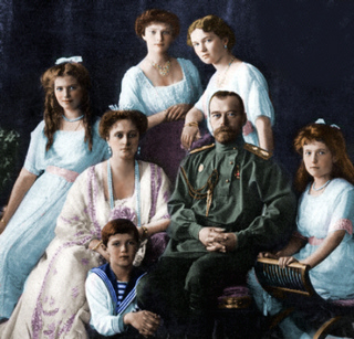 Familia Romanov: (De izq. a der. y de atrás al frente) María, Alexandra, Alexei, Olga, Tatiana, Nicholas y Anastasia