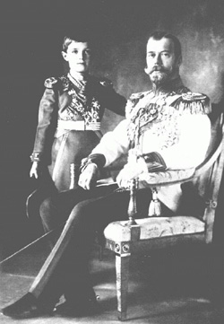Nicholas II y su hijo Alexei. Imagen tomada de "Los Romanov: una familia real"