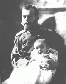 Tzar Nicholas Romanov II de Rusia  y su hijo Alexei. Iamgen tomada de Los Romanov: una familia real